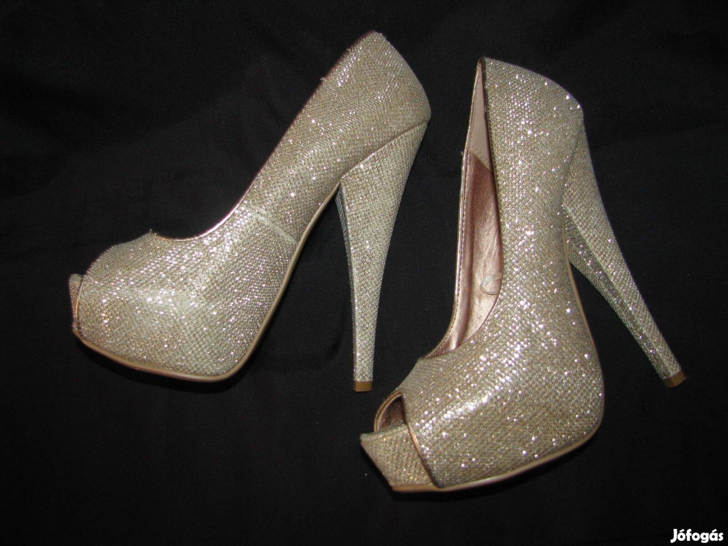 Női alkalmi cipő új. 37 , arany, magastalpú, sarka 15 cm, csillogó