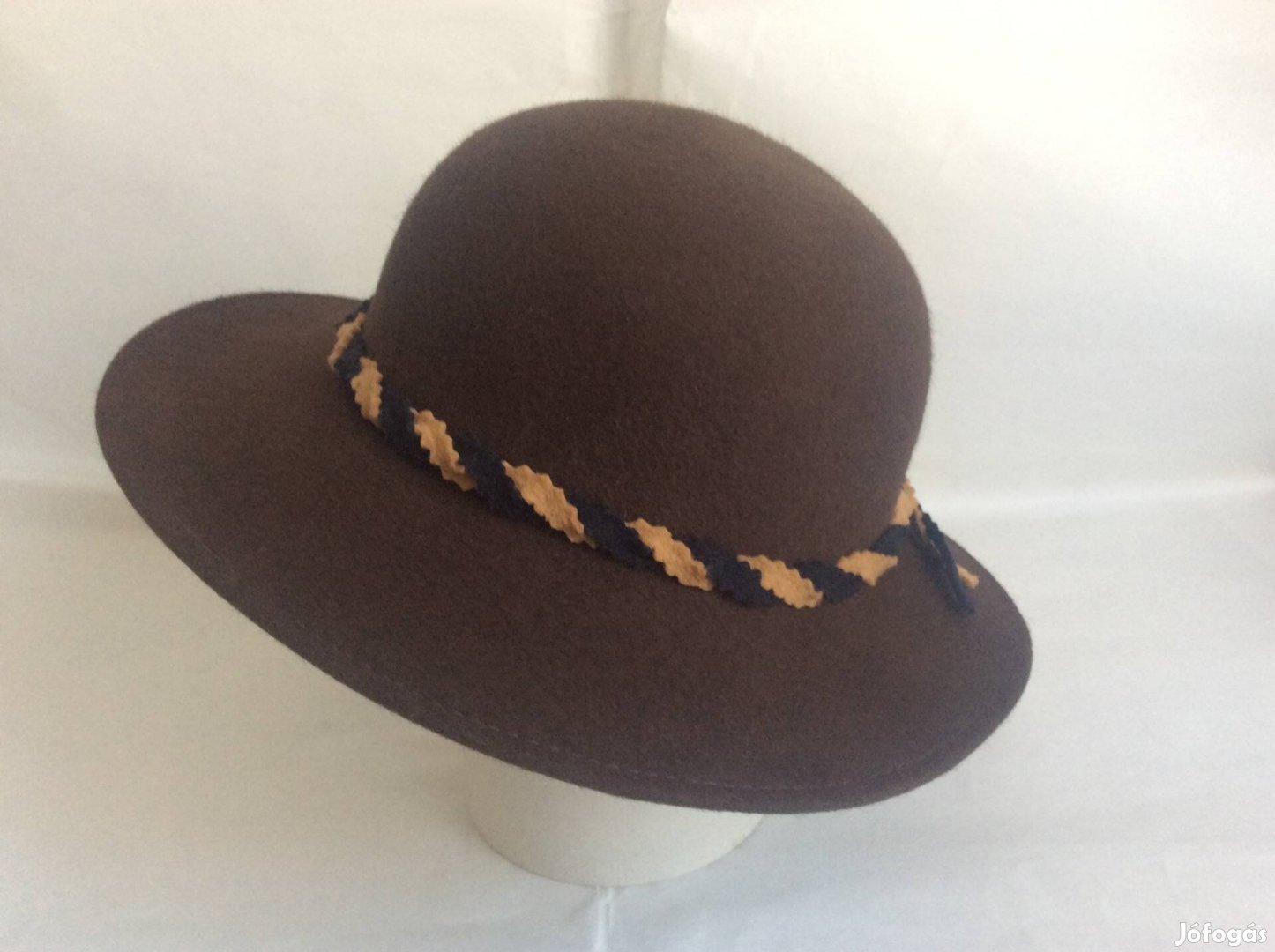 Női barna kalap 54-es