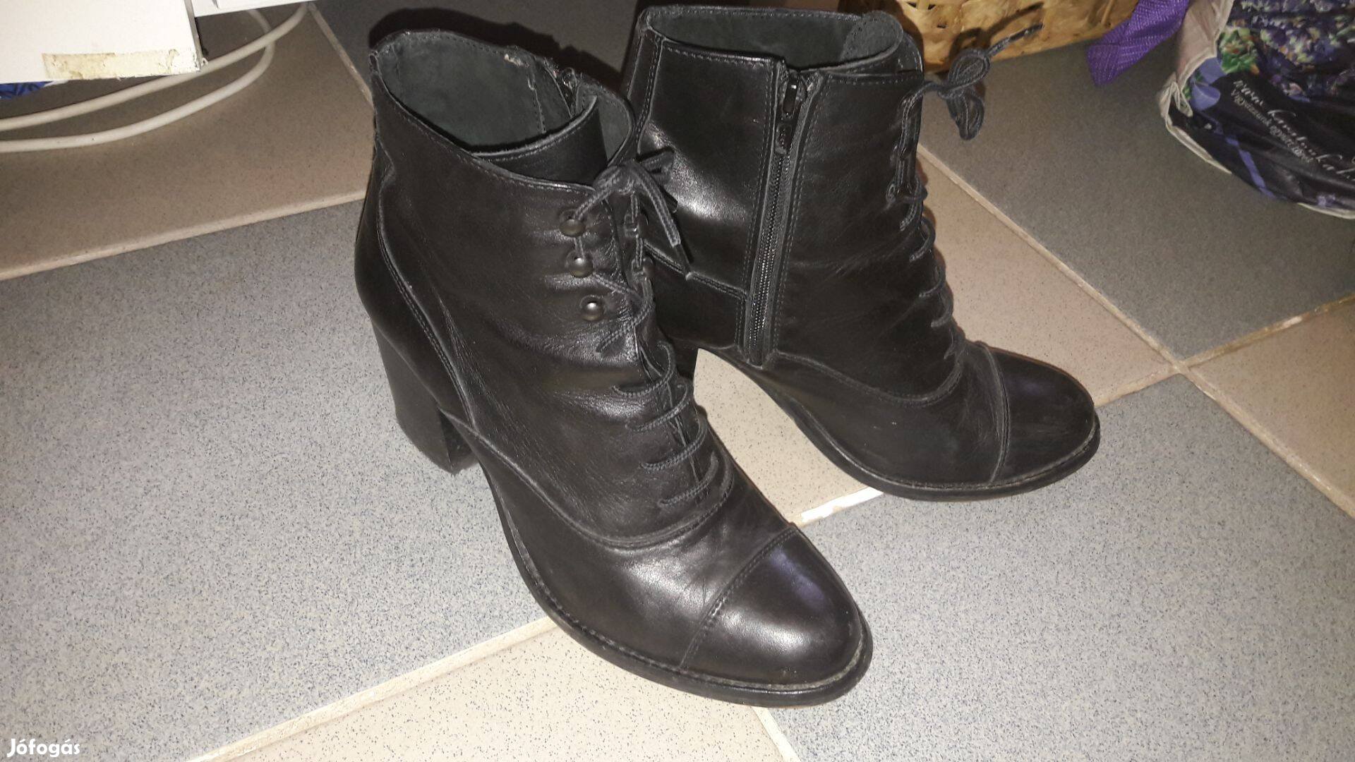 Női bőr bokacsizma (40)