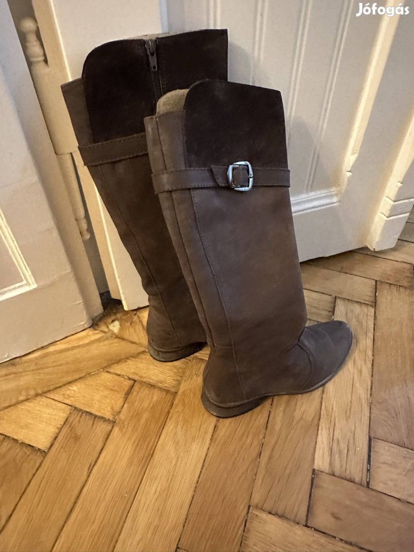Női bőr csizmák eladók, darabonként 5000 ft-ért