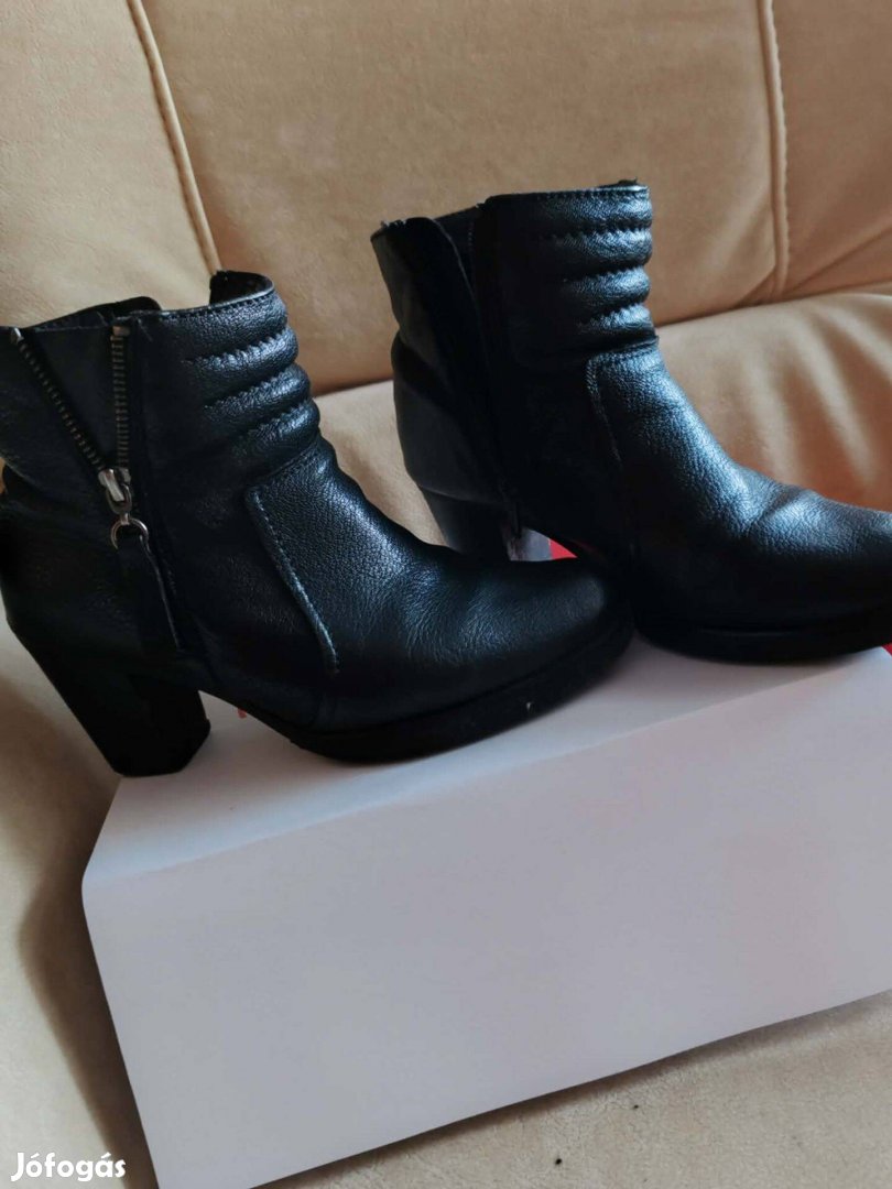 Női bőrcsizma 37-as méretben eladó