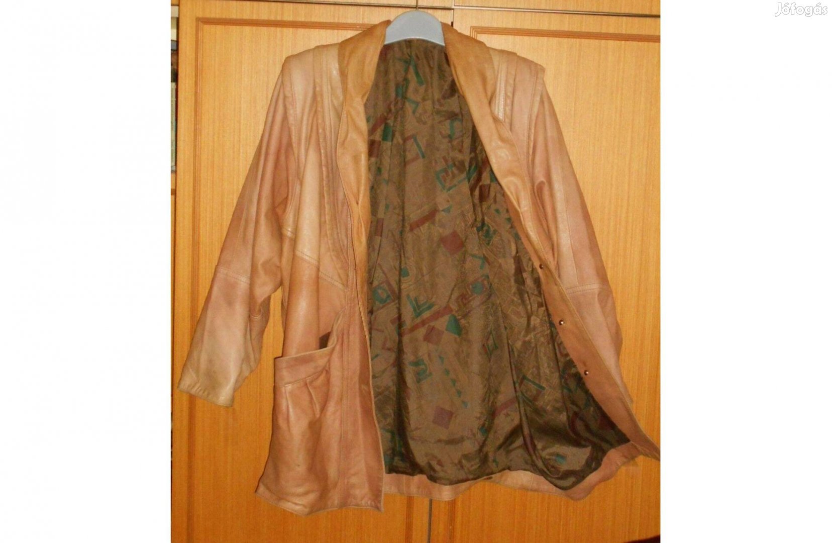 Női bőrkabát, M - es, divatos, sok dísz, húzás, tűzés.