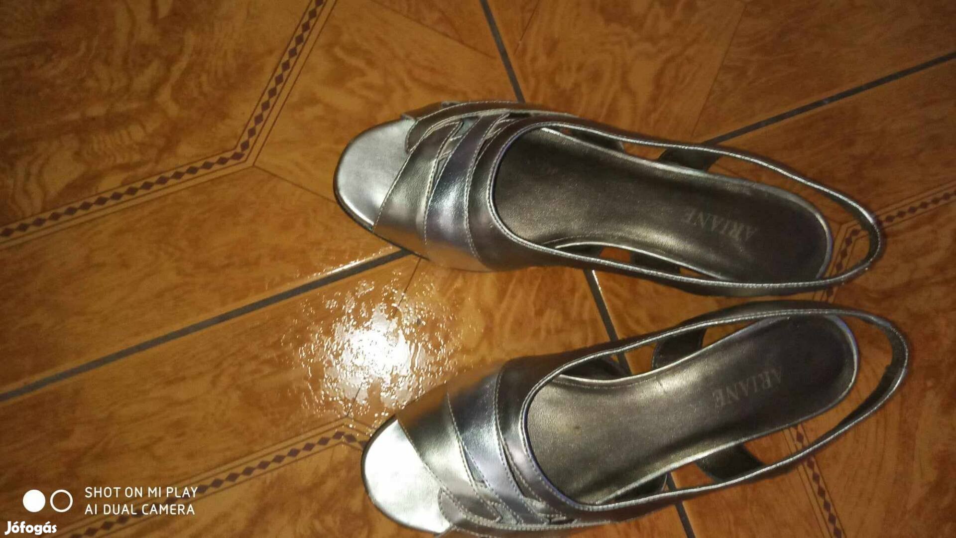 Női ezüst szandál.