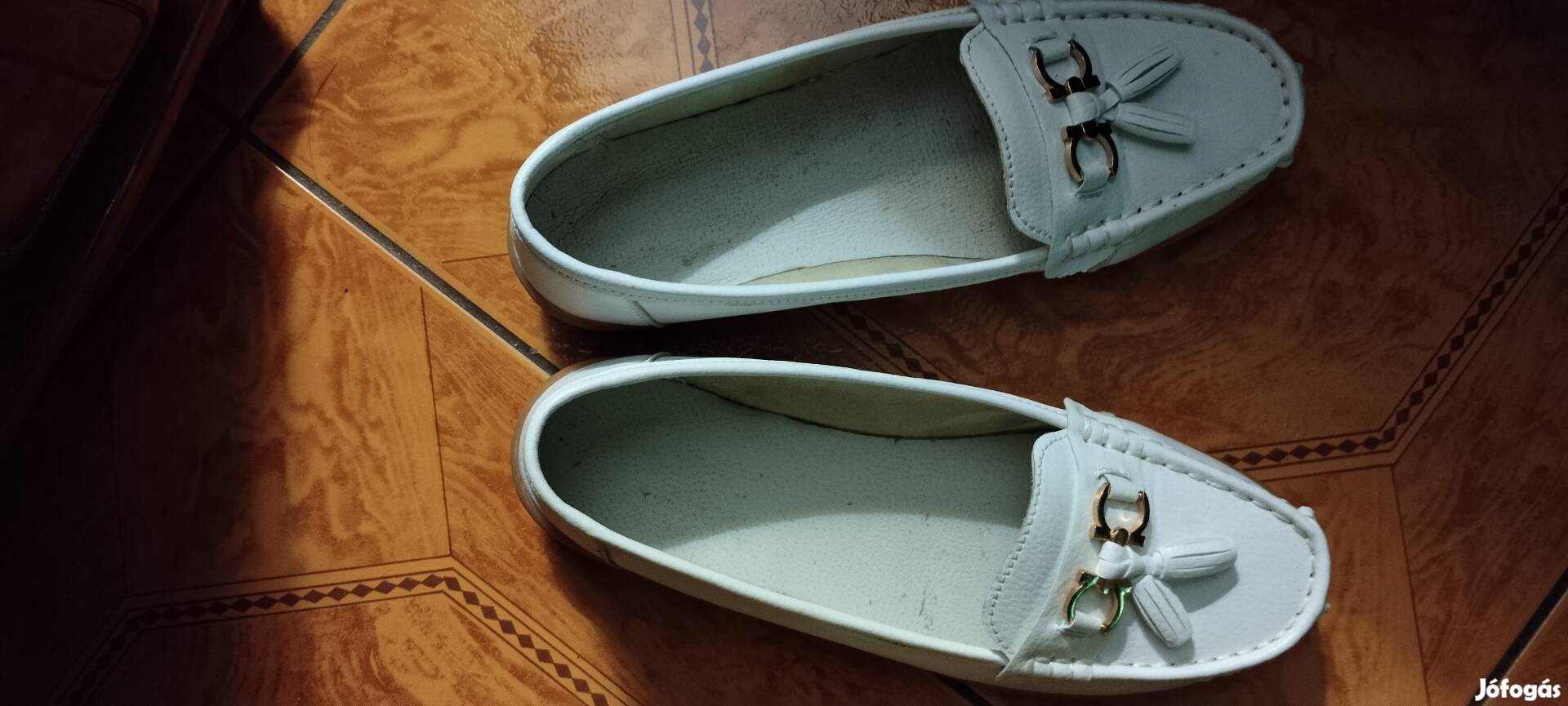 Női fehér mokkaszin.
