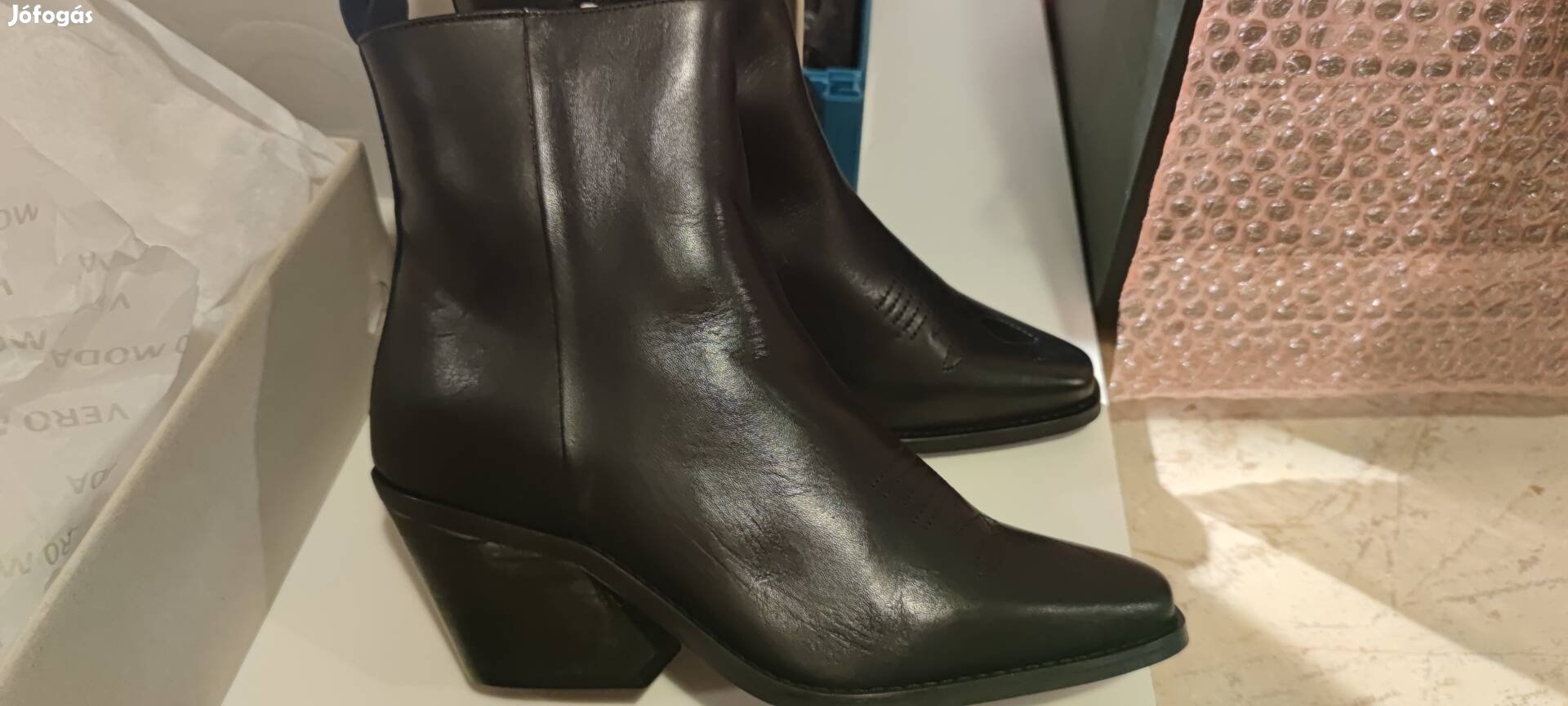 Női fekete bőr csizma eladó.