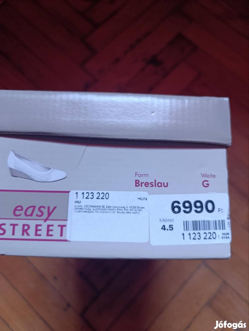 Női hófehér elegáns cipő.