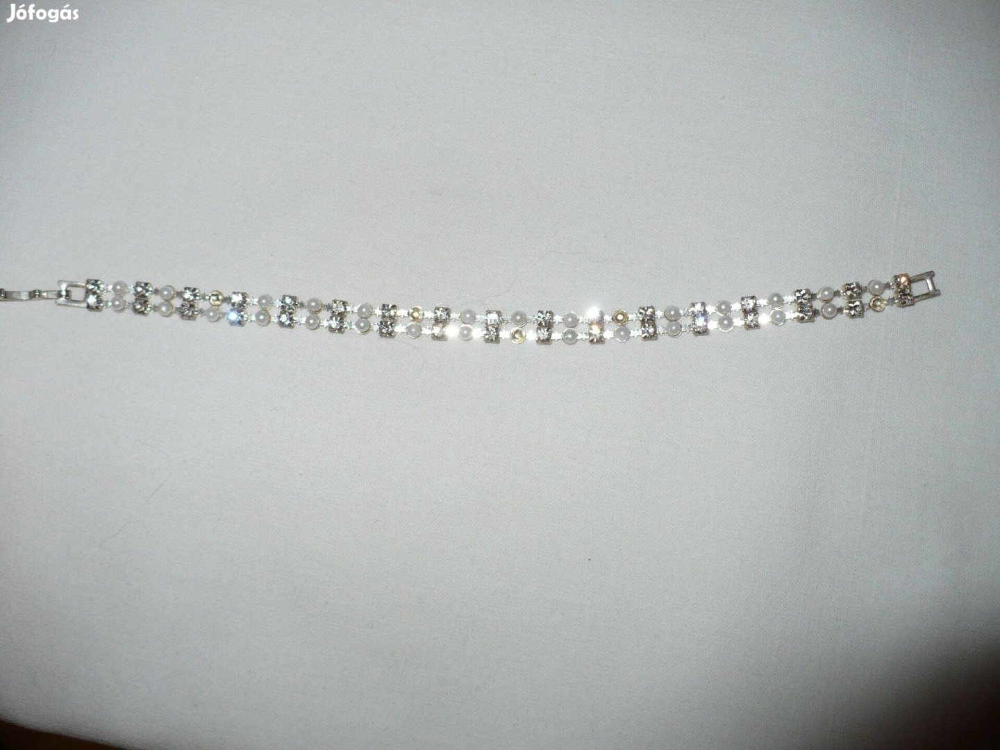 Női karkötő, gyöngyökkel, strasszal