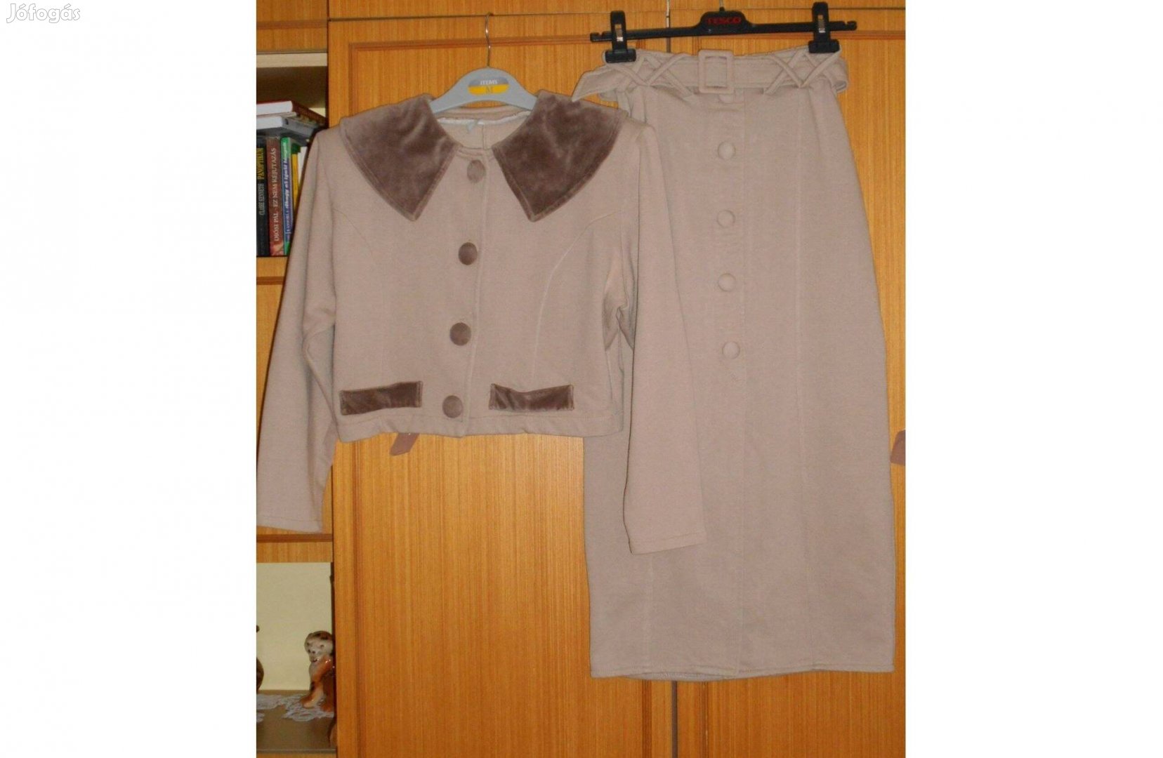 Női kosztüm S-es. Divatos, rövid kabát, midi szoknya - gombos