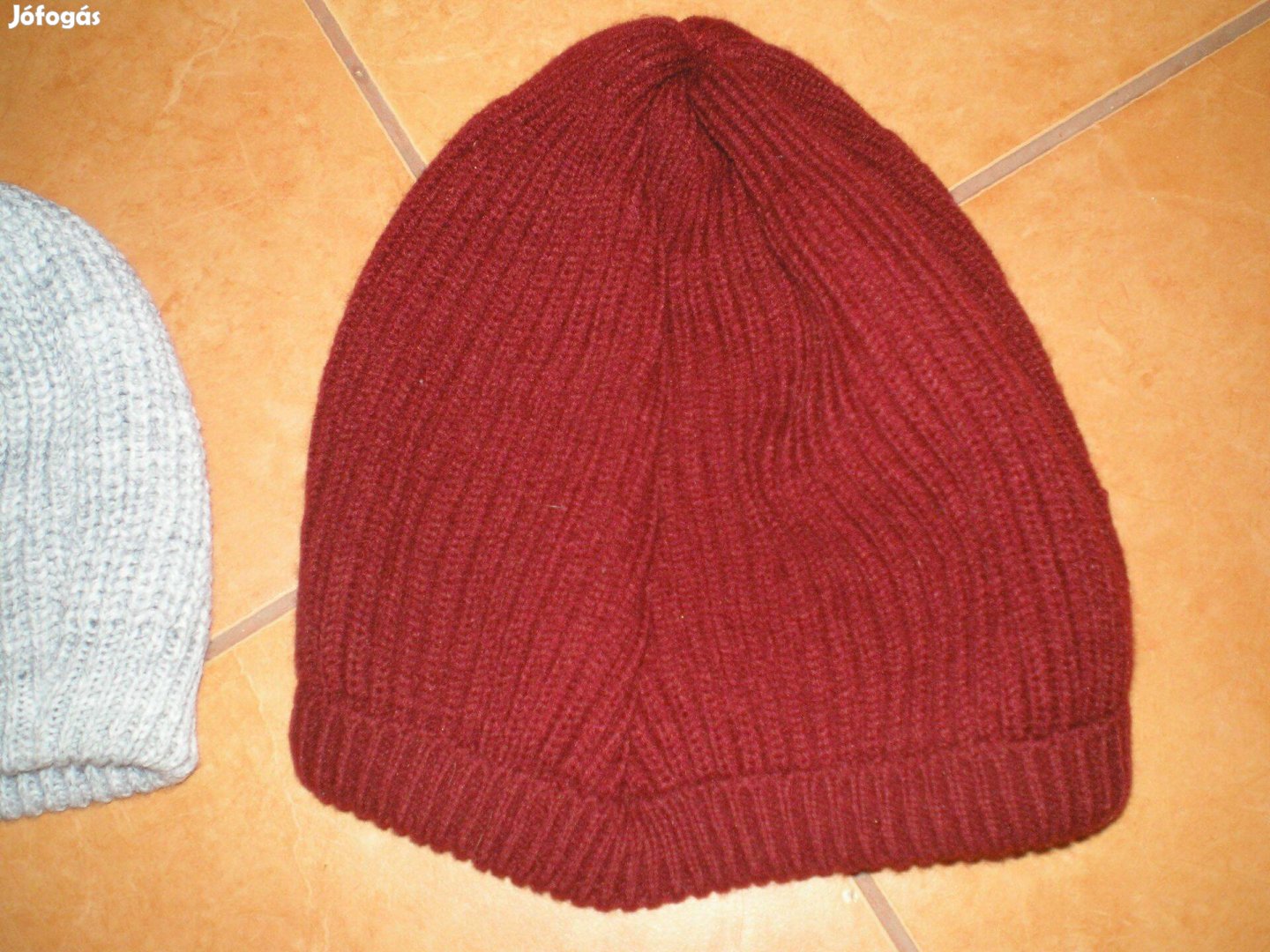 Női kötött sapka bordó színben szinte új