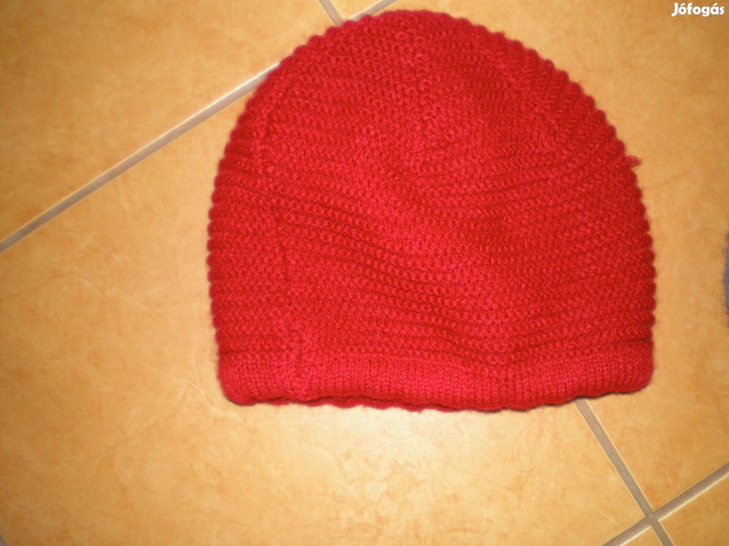 Női kötött sapka piros színben szinte új