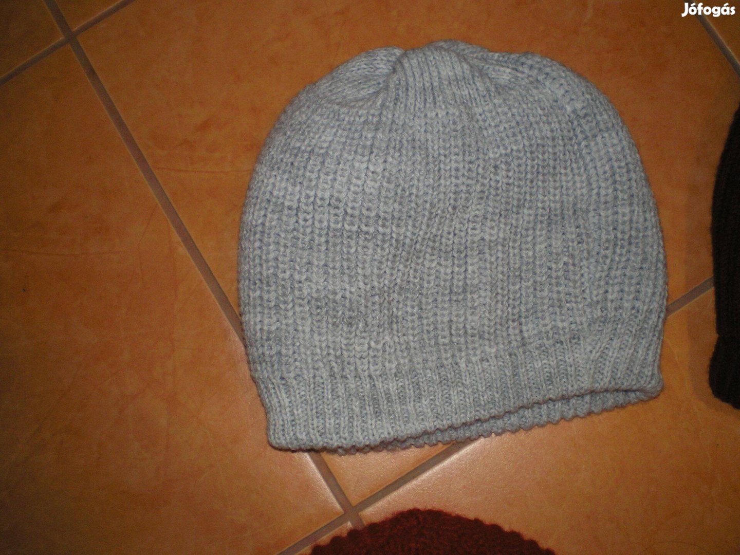 Női kötött sapka szürke színben szinte új