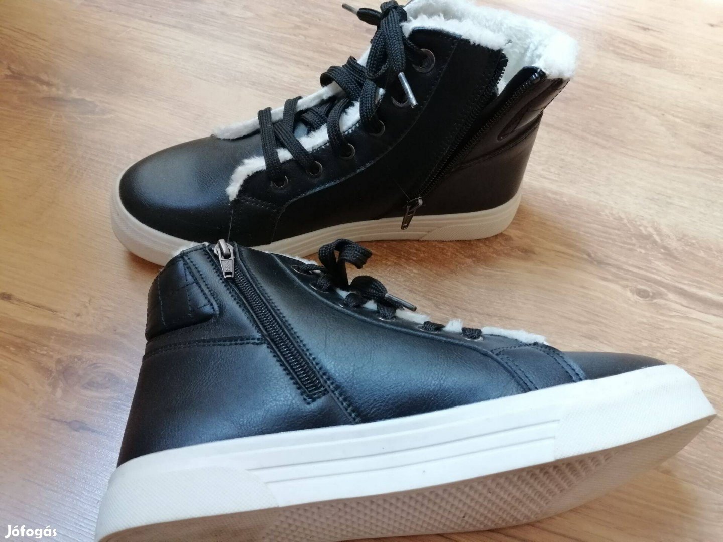 Női magasszárú bundás cipő 39-es