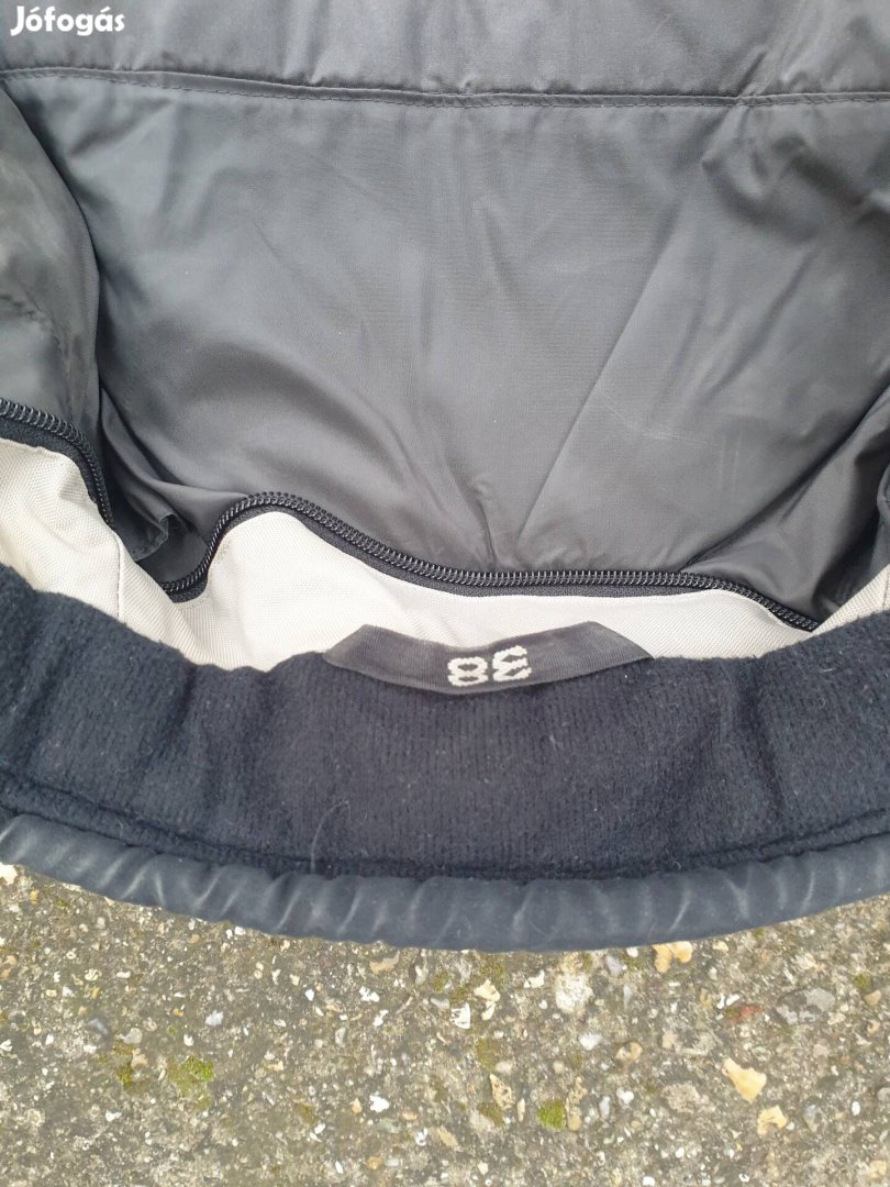 Nöi motoros nadrág és dzseki mind kettő protektoros. 