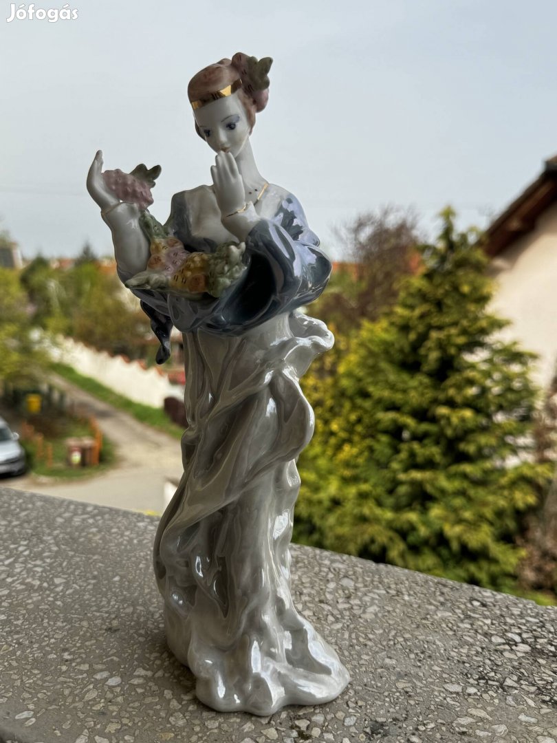 Női porcelánszobor (Hölgy szőlővel) 29cm