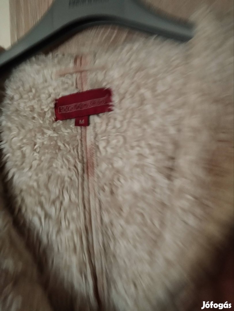 Nöi rövid szörme kabát.