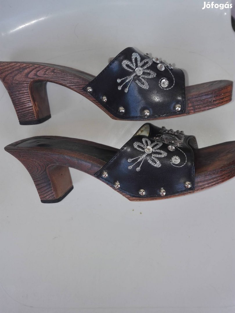 Női strasszos papucs.
