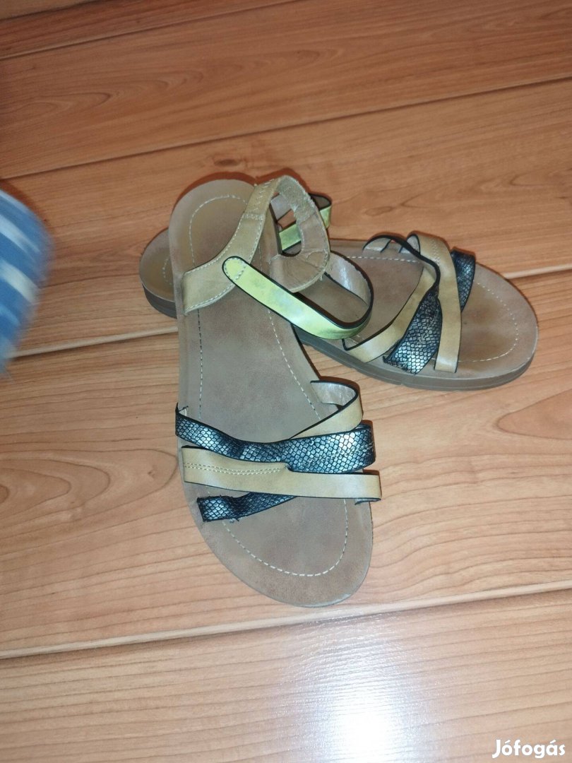 Női szandál eladó (39)