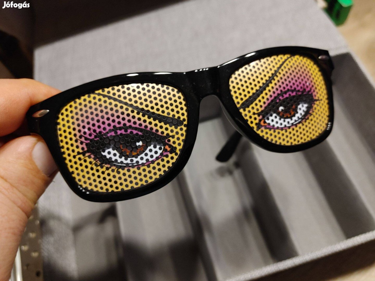Női szemet ábrázoló perforált lukacsos napszemüveg