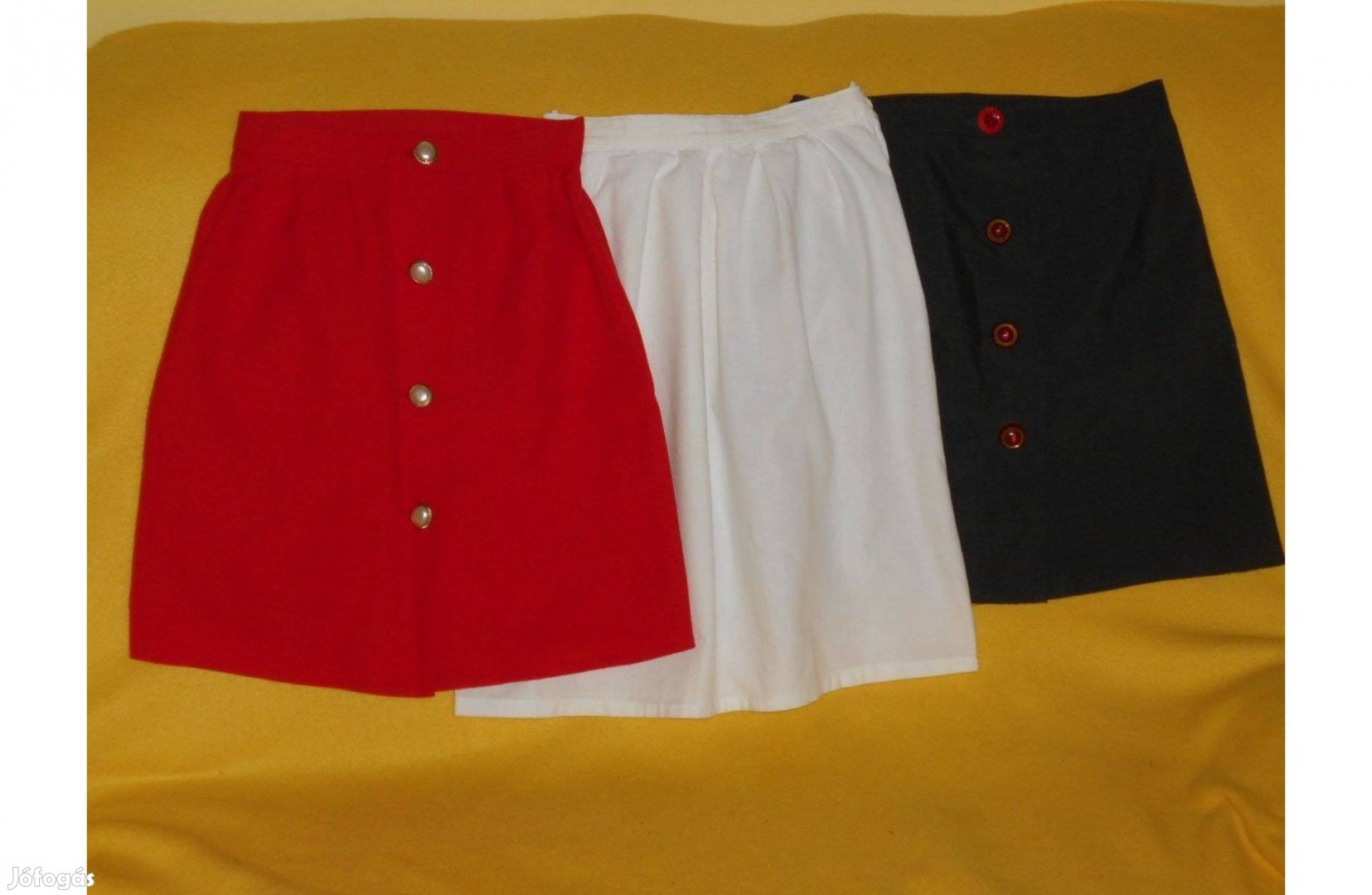 Női szoknya, miniszoknya.Fehér, hosszabb.Színes,gombos. SM