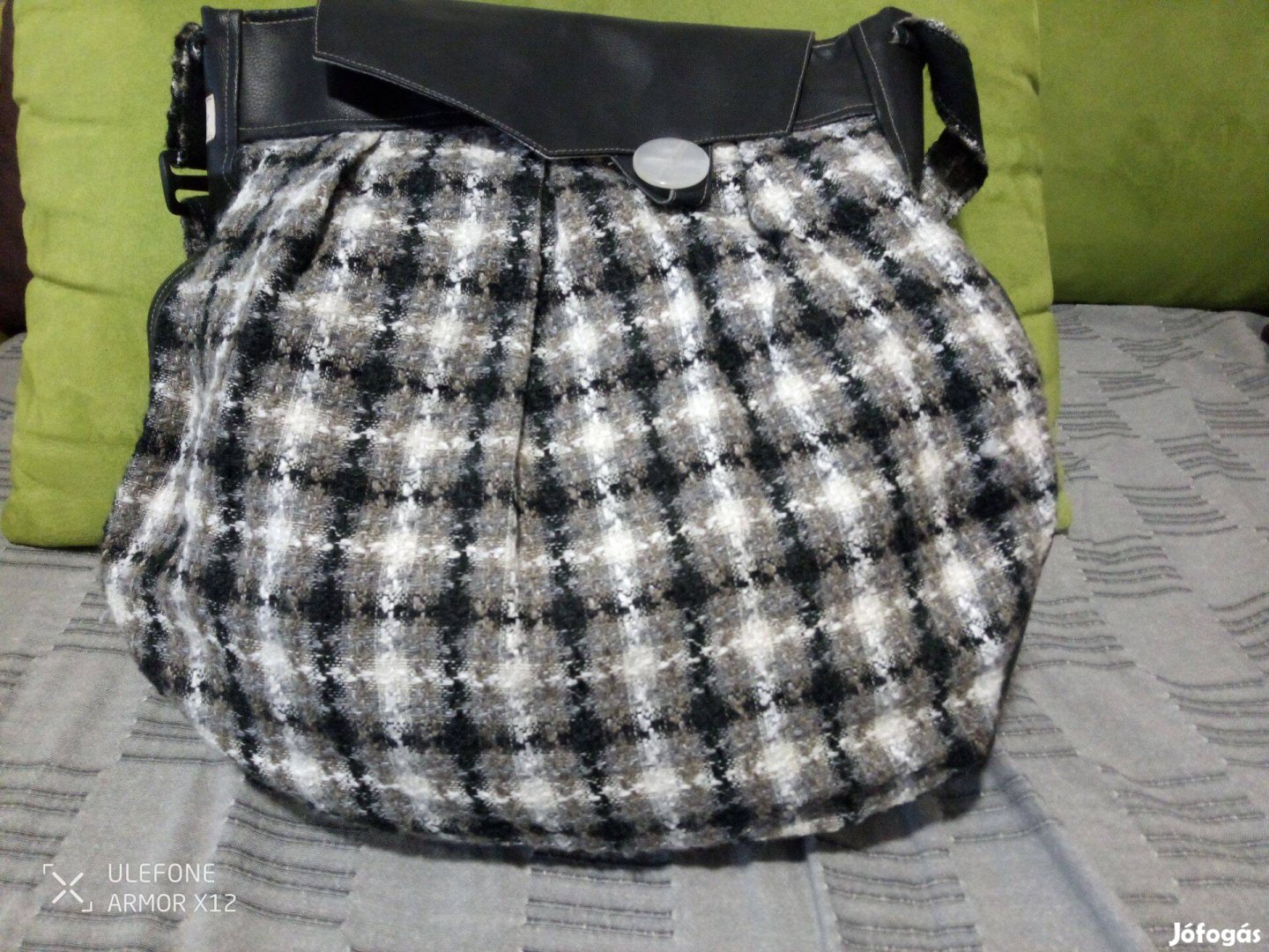 Női táska fekete, fehér, szürke mintás