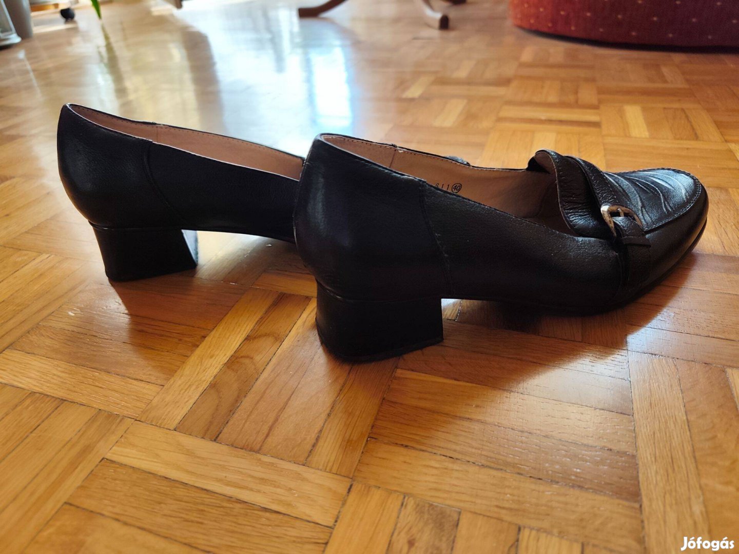 Nőies, divatos, fekete, zárt bőrcipő