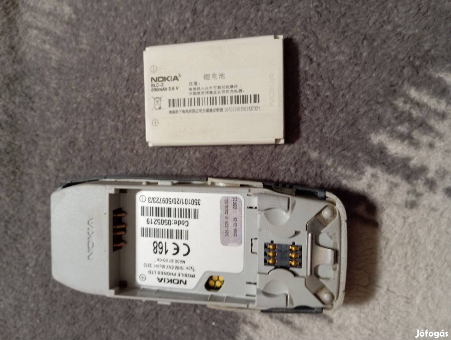 Nokia 3310-es, és egy Sony CMD-Z5 telefonok.
