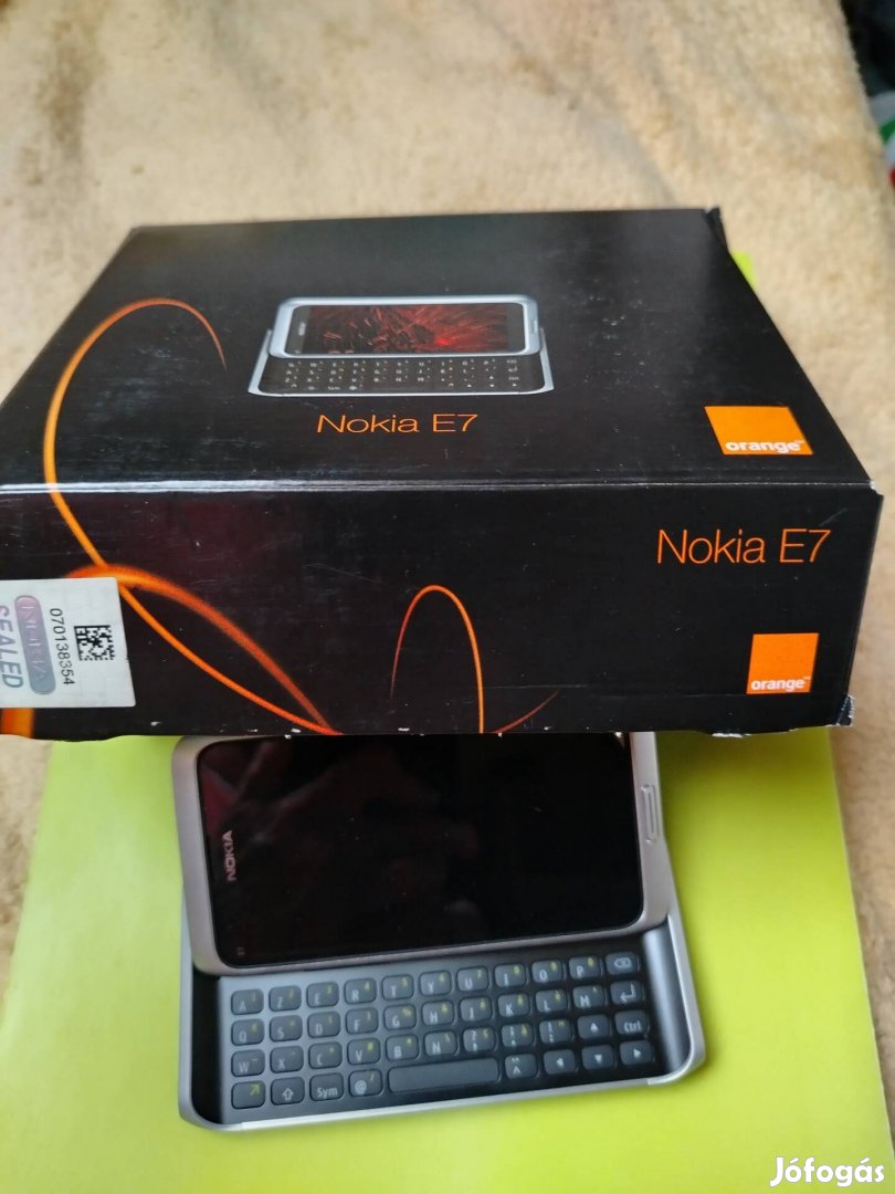 Nokia E7.  0 perces