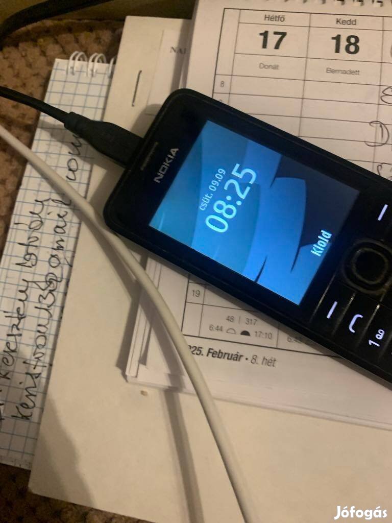 Nokia mobiltelefon nyomógombos nem okos telefon töltővel együtt