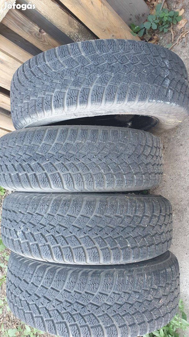 Nokian 195/65 R15 téli gumi szett acél felnivel