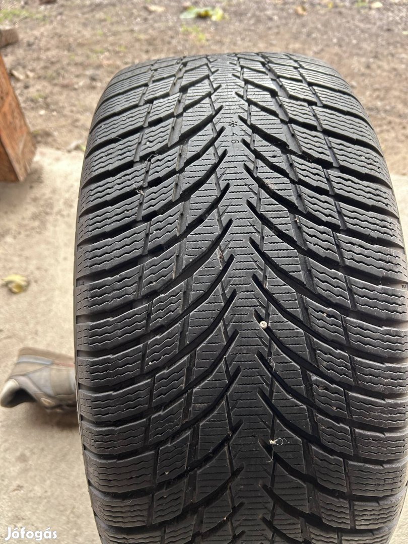 Nokian téligumi 245/45/17