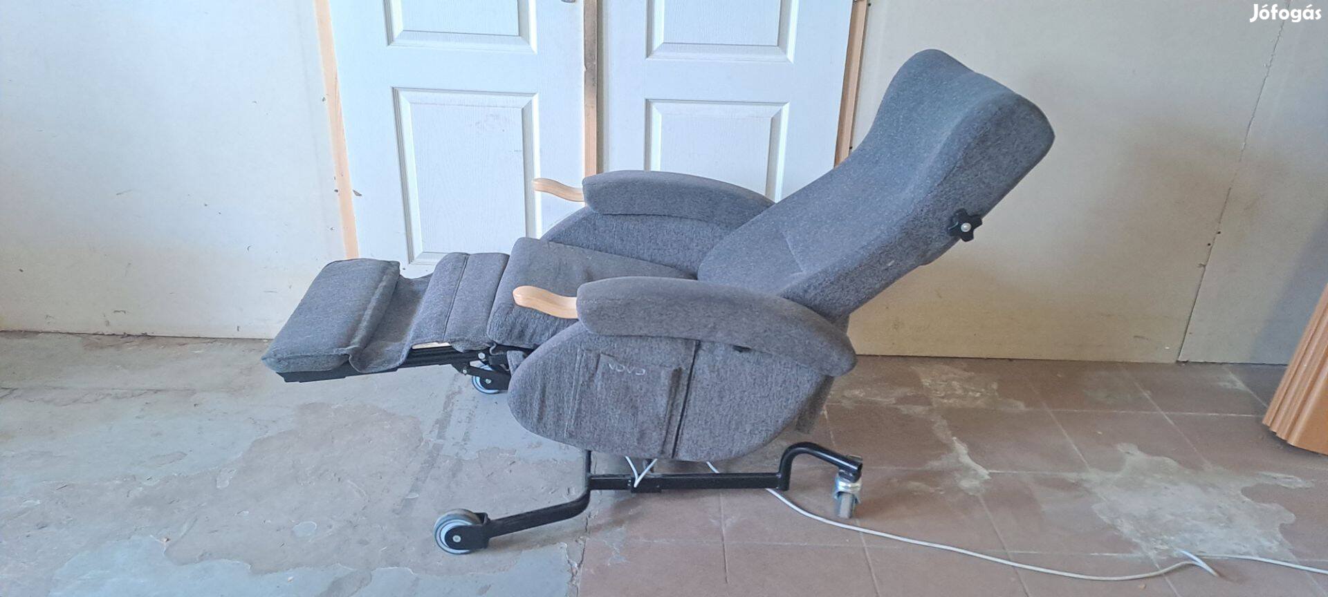 Nova kerekes relax fotel lábpolcolás felállás felállást segítő fotel