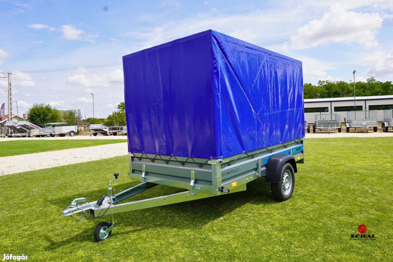 Novemberi akcióval Balatonakarattyán új ponyvás utánfutó rendszámmal