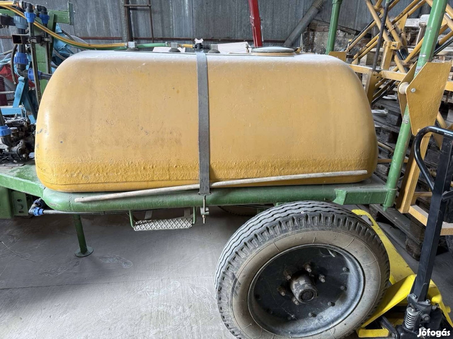 Novor 1000 literes vontatott szántóföldi permetező