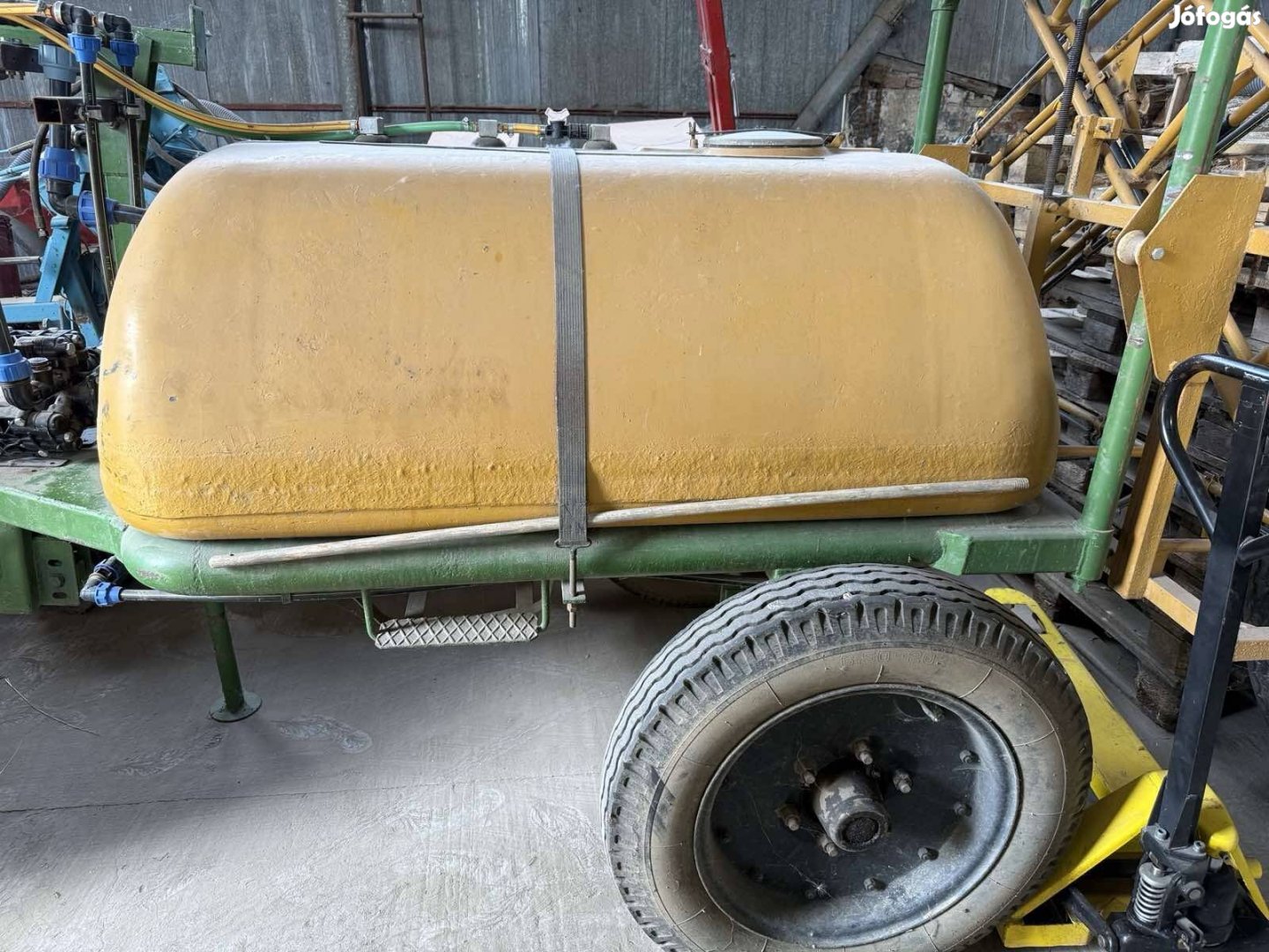 Novor 1000l-es vontatott permetező