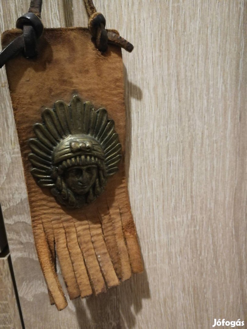 Nyaklánc, indián totem. Bőr és sárgaréz.