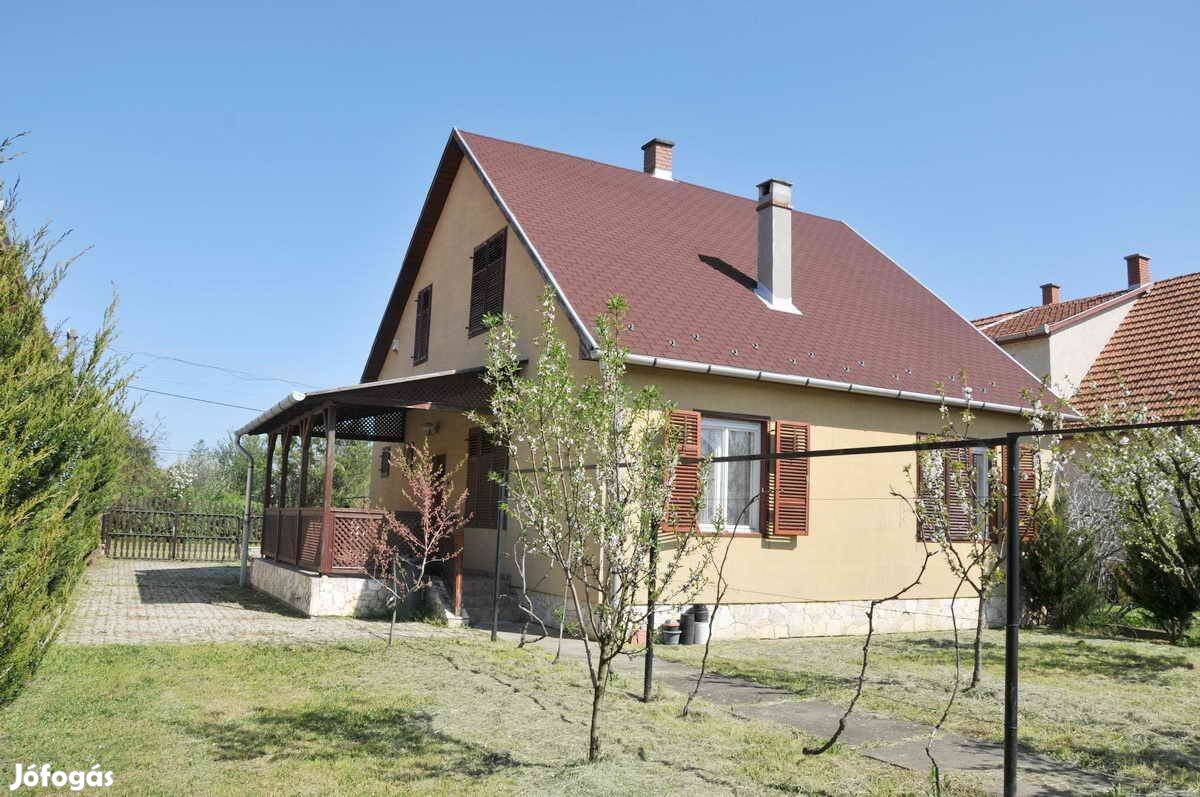 Nyaralónak is ideális, bútorozott családi ház eladó