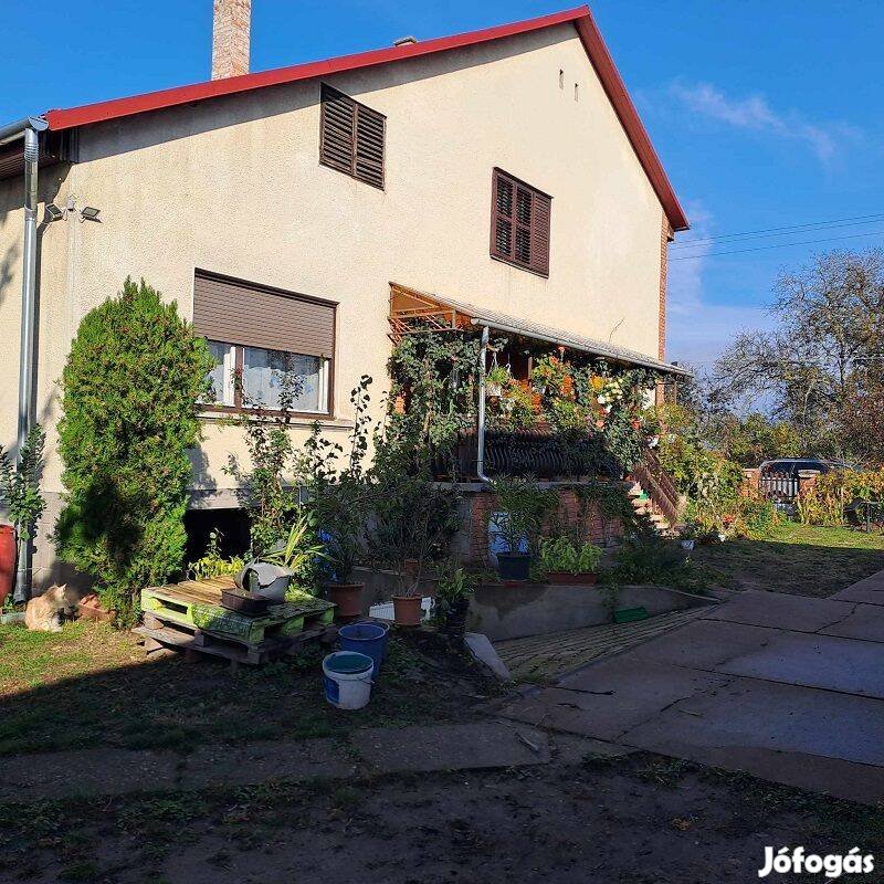 Nyáregyháza-Alsó központban 150 m2-es, 4 szoba + 2 nappalis ház