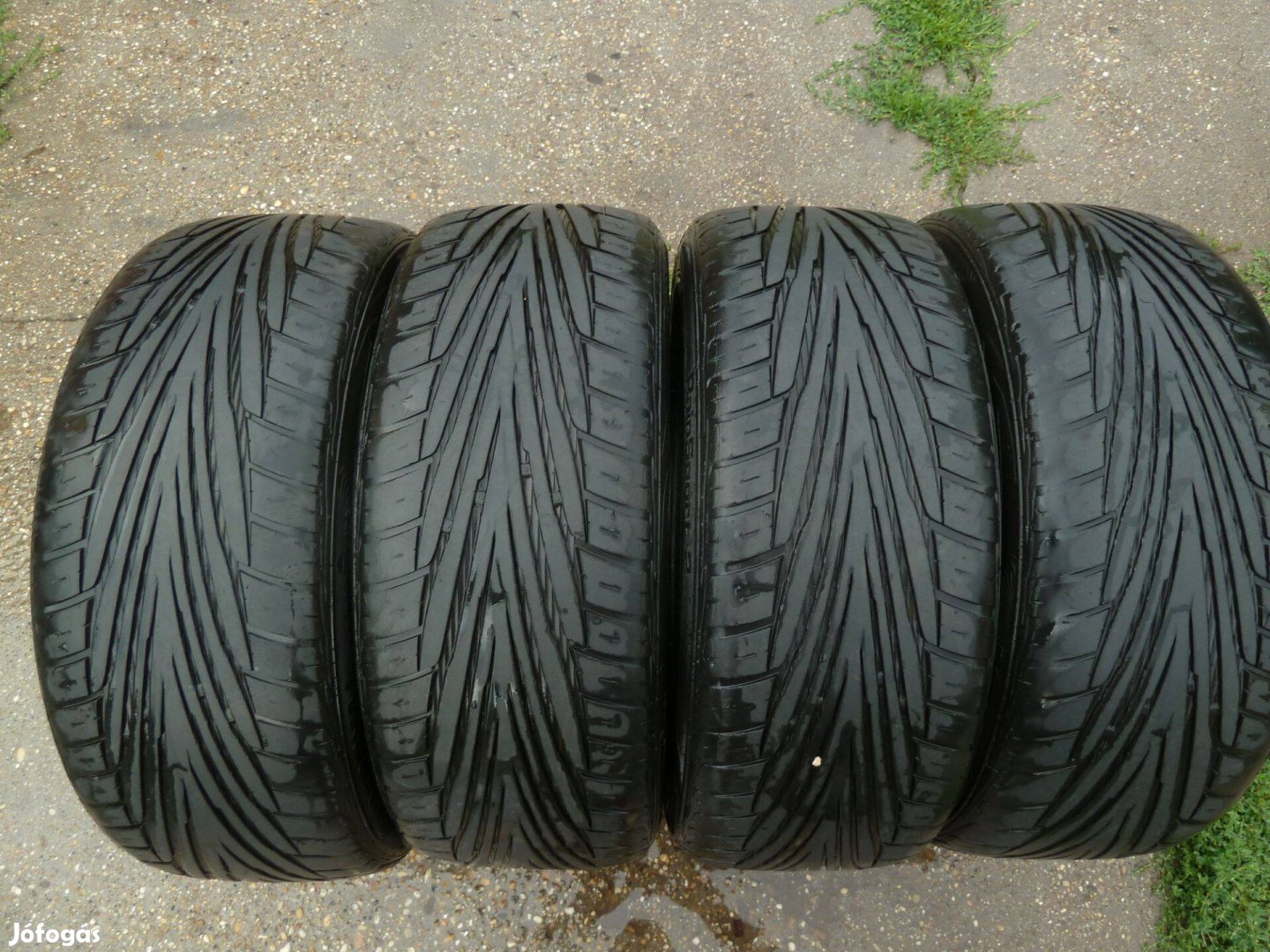 Nyári gumi 4db Uniroyal 215/50 ZR17 eladó. Két széle le van kopva köz