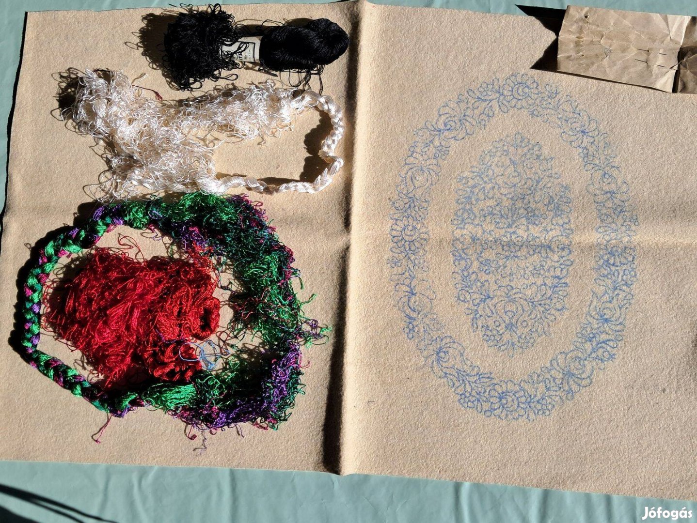 Nyers színű előnyomott filc terítő, díszpárna, műselyem