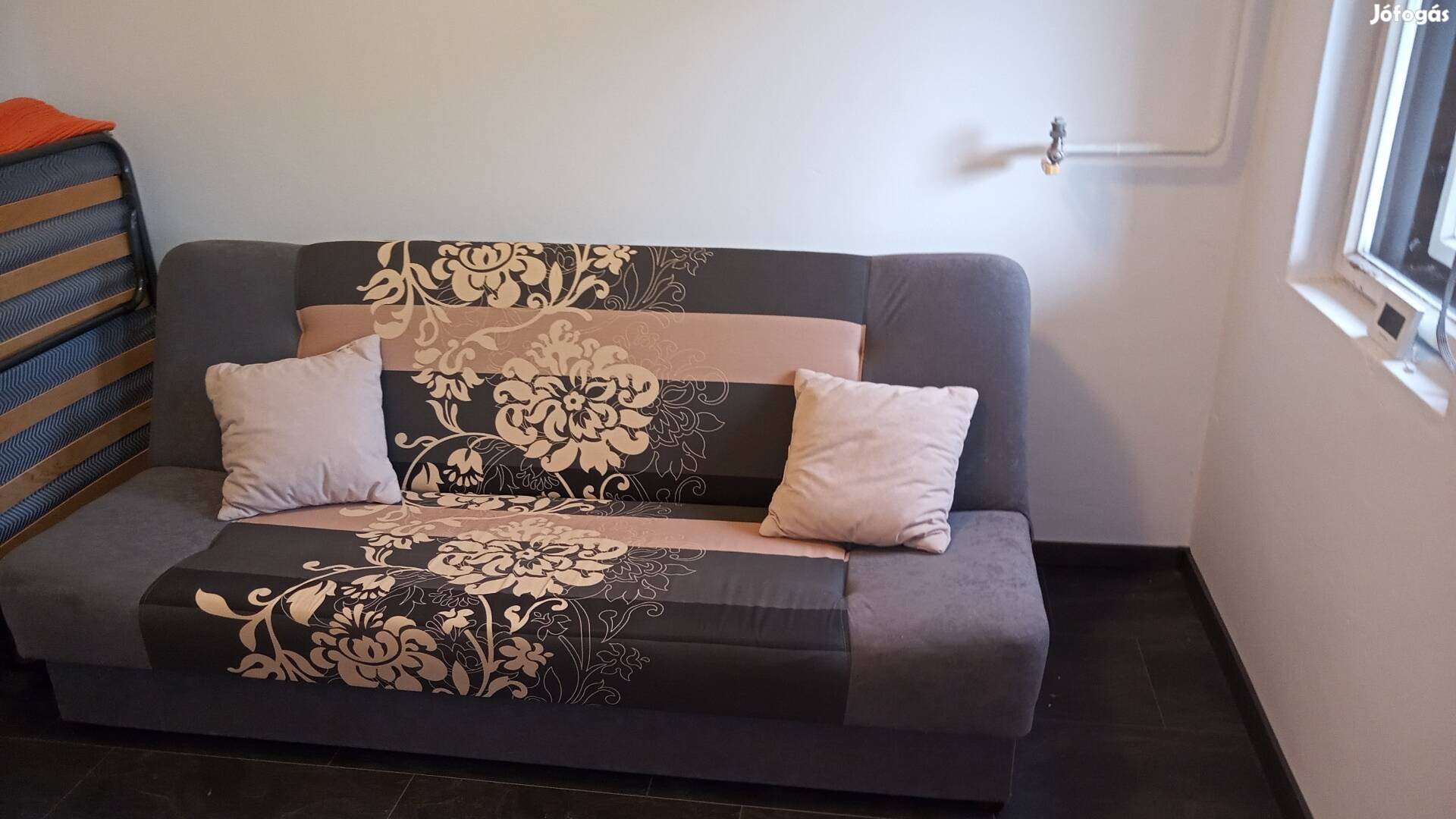 Nyiható, ágyneműtartós, újszerű kanapé párnákkal