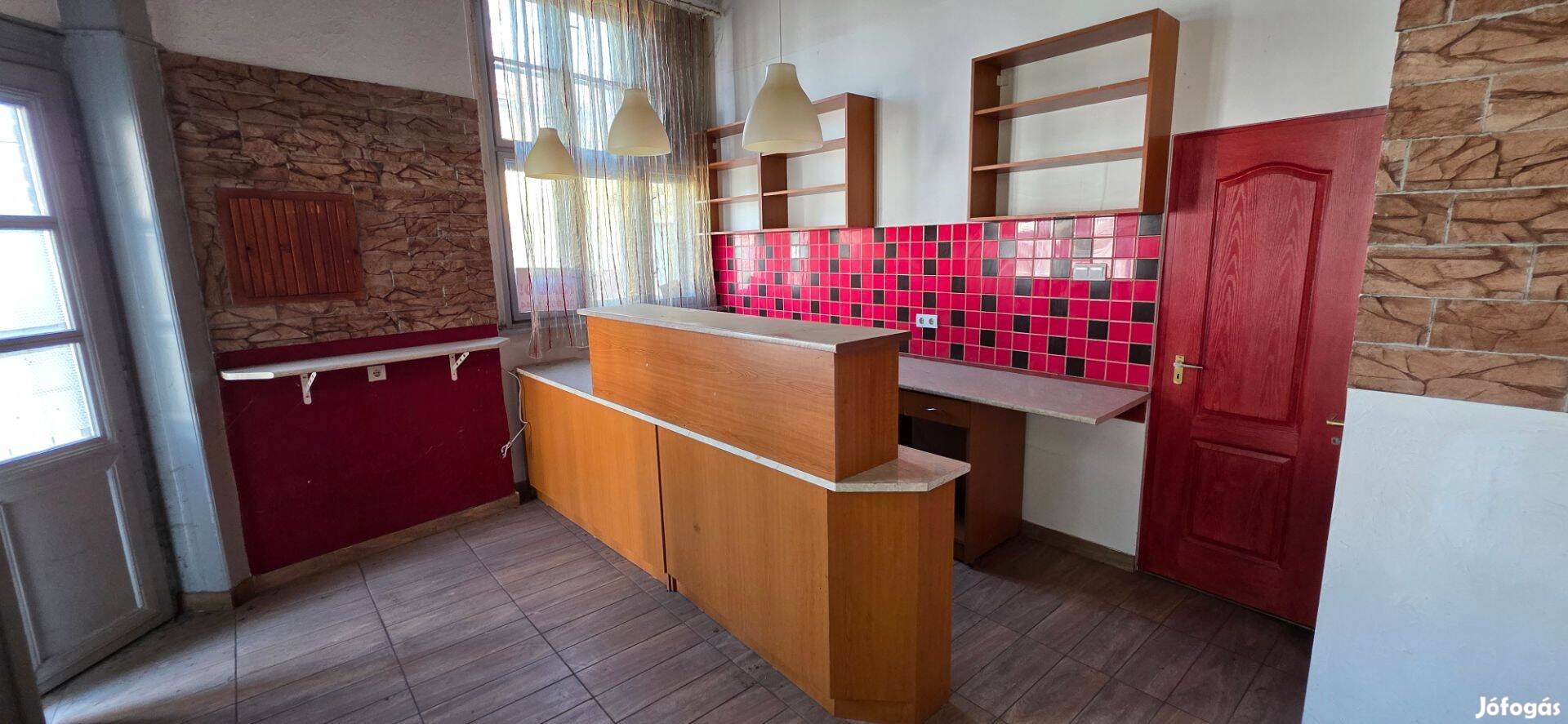 Nyírbátor forgalmas részén üzlethelyiség kiadó