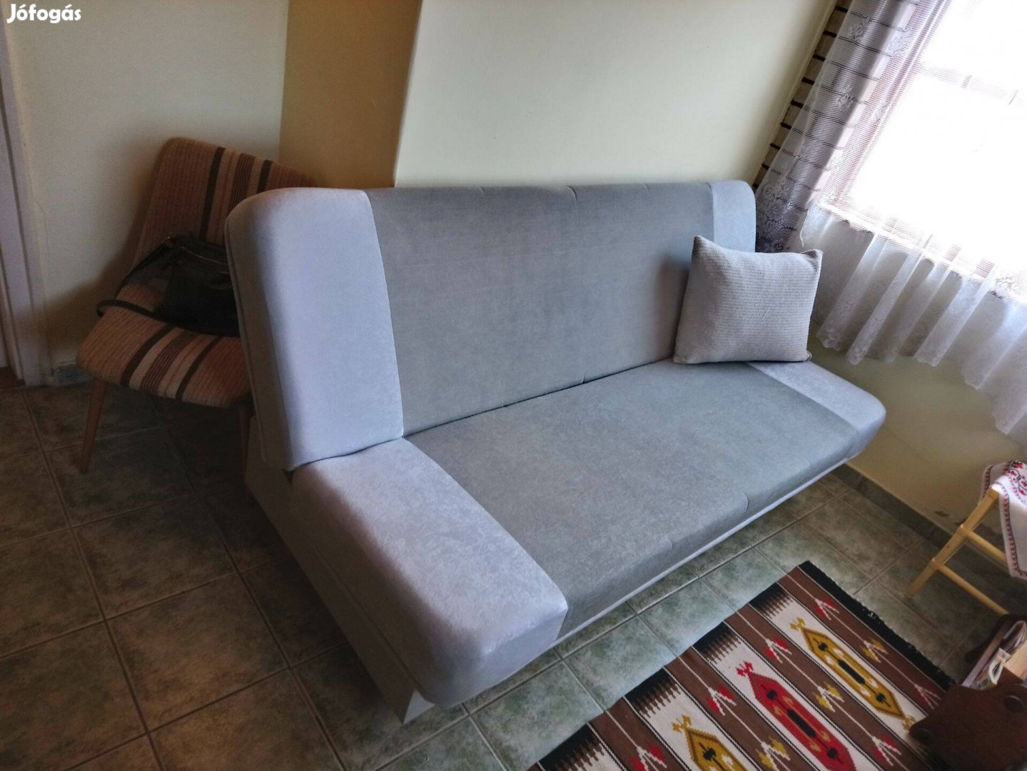Nyíregyházán újszerű két darab kanapé eladó