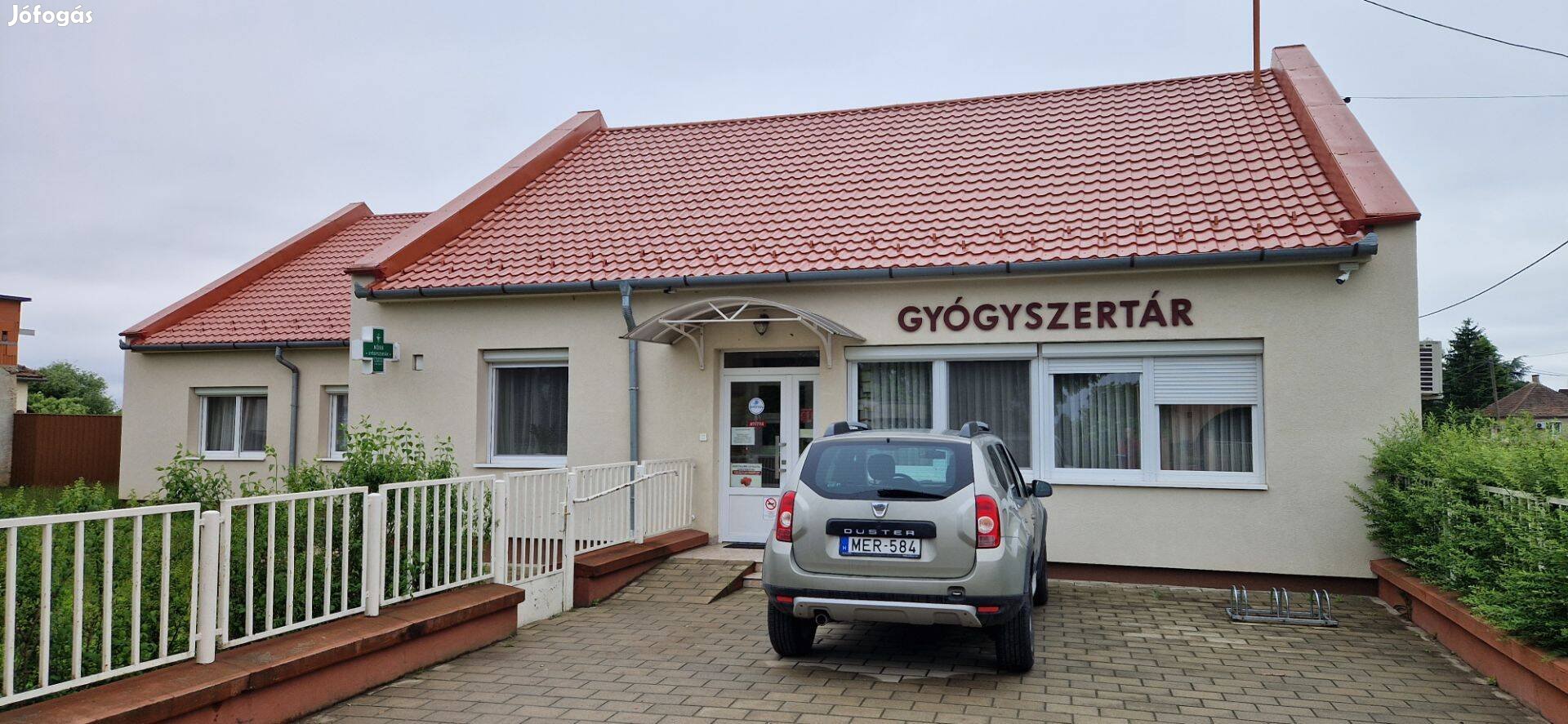 Nyírkáta központjában felújított Gyógyszertár és Lakóingatla