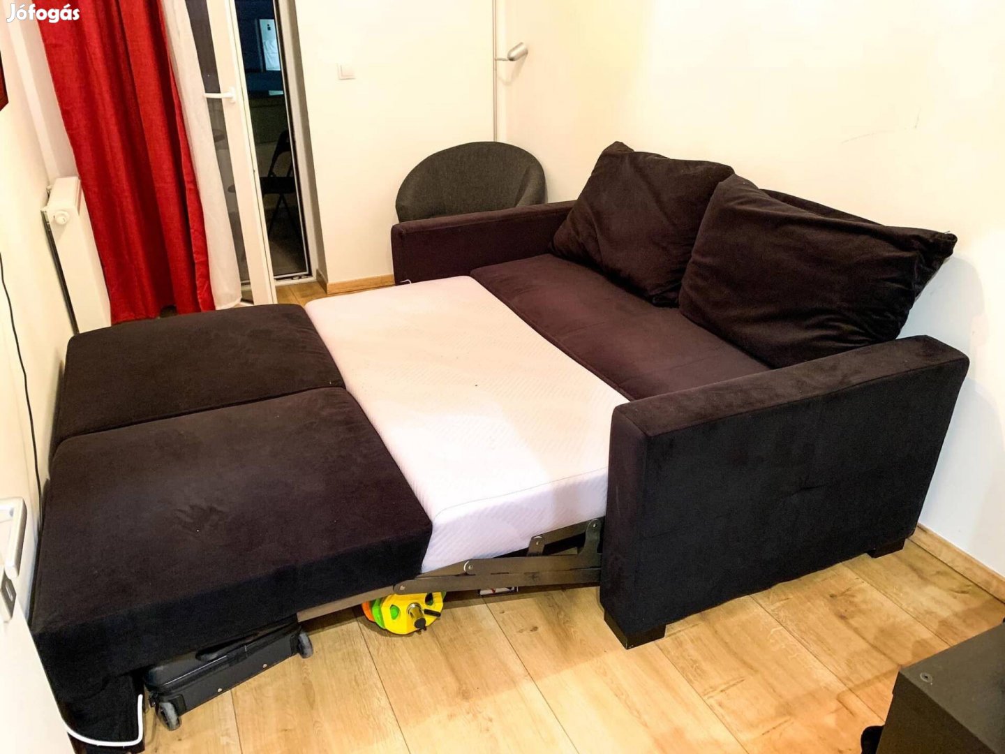 Nyitható fekete kanapéágy