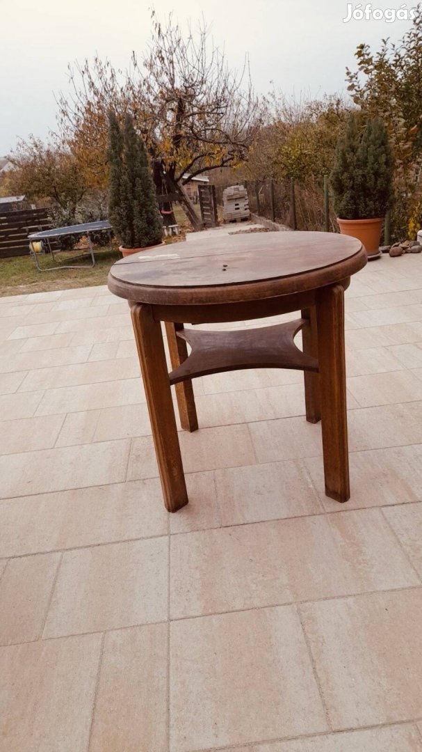 Nyitható kör alakú asztal felújítandó