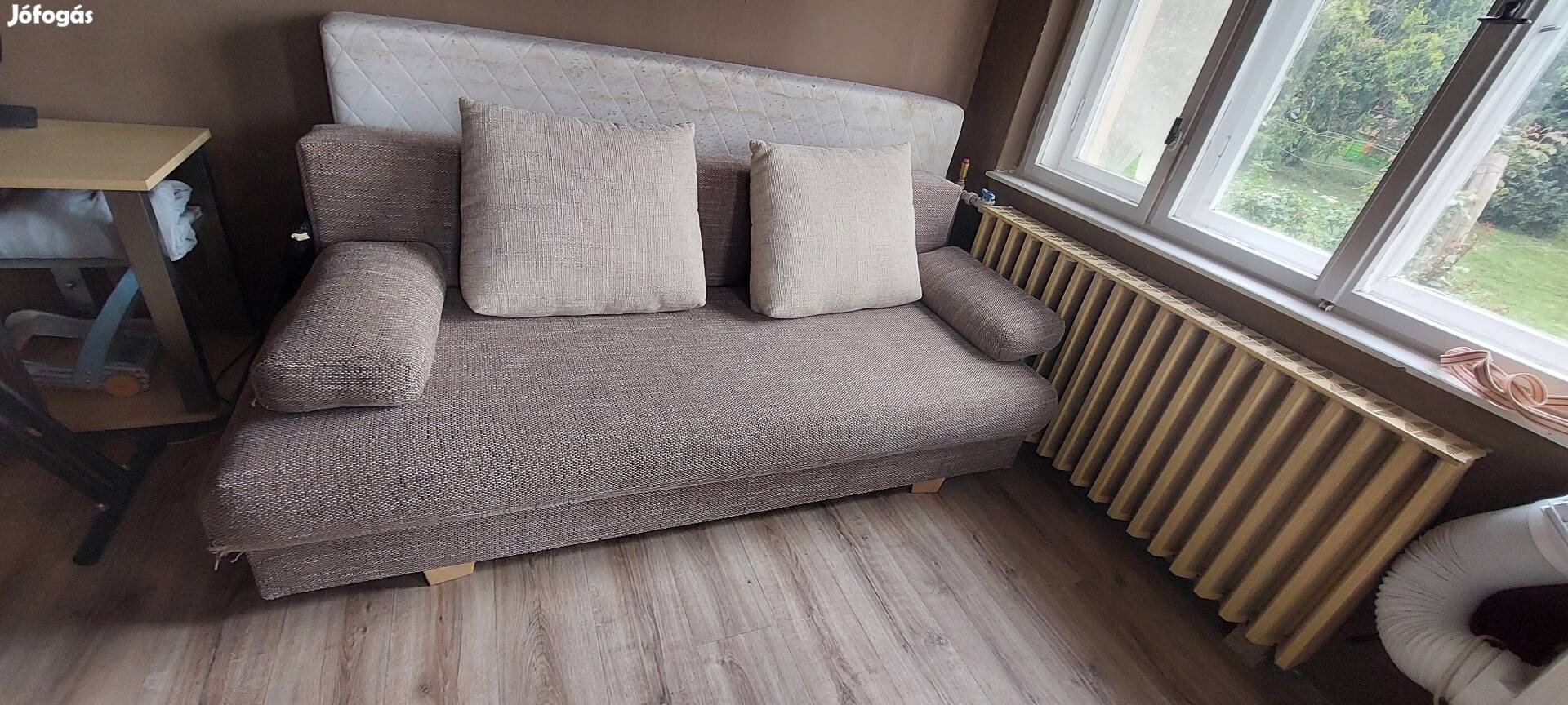 Nyitható nagy barna kanapé 