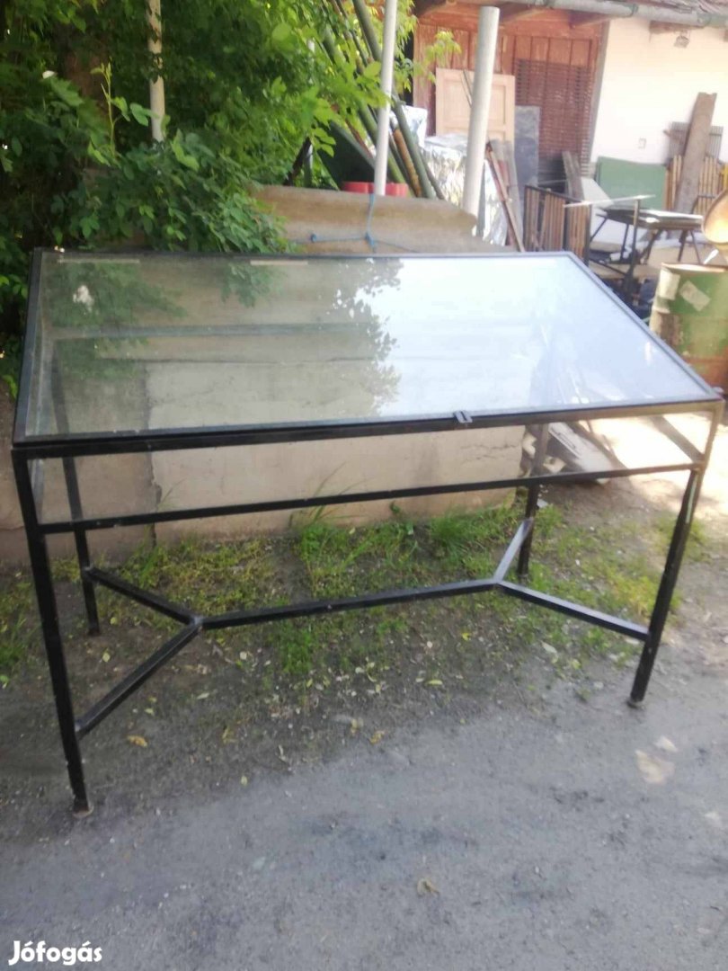 Nyitható tetejű üvegvitrin 16000 forintért eladó