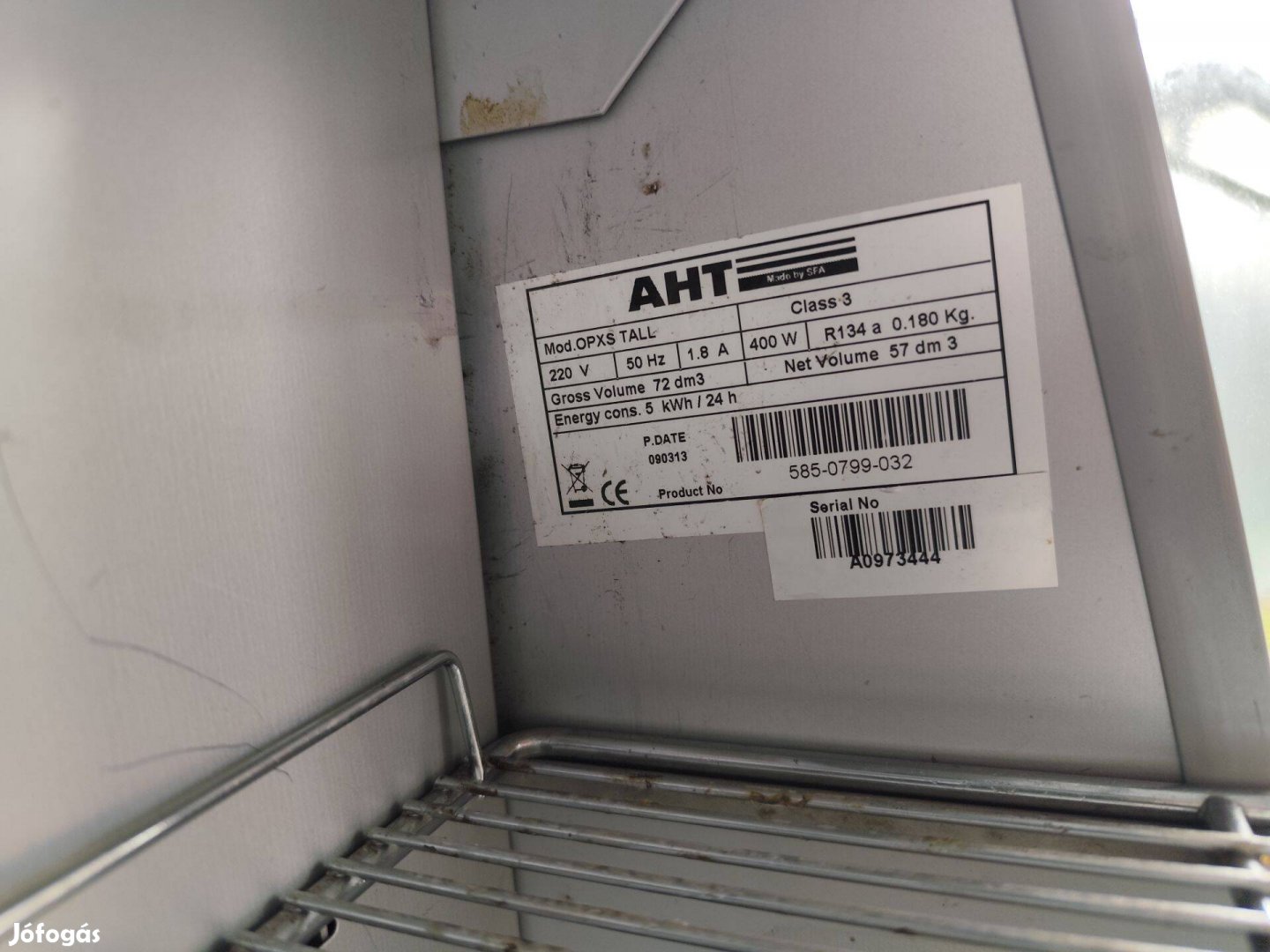 Nyitott hűtő álvánnyal