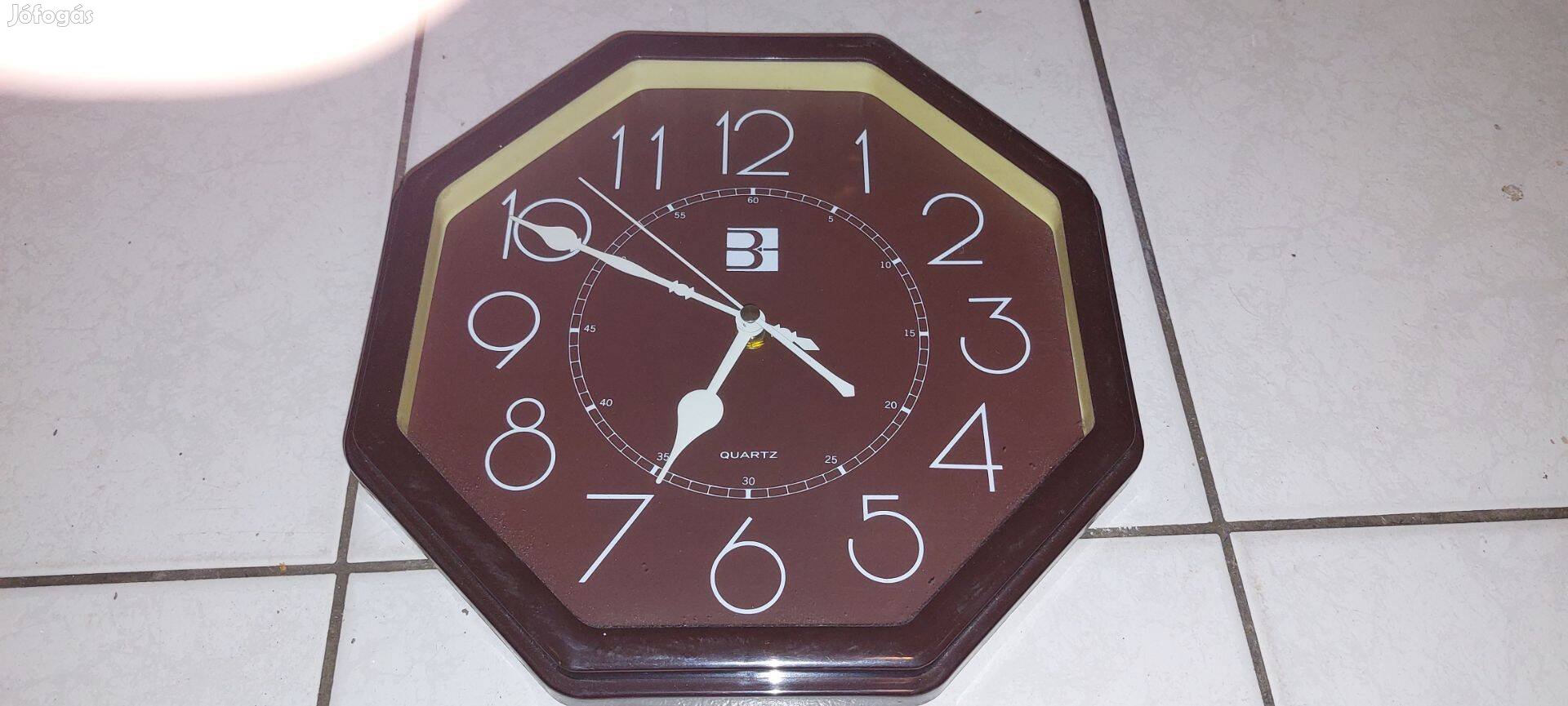 Nyolcszögletű kvarc falióra