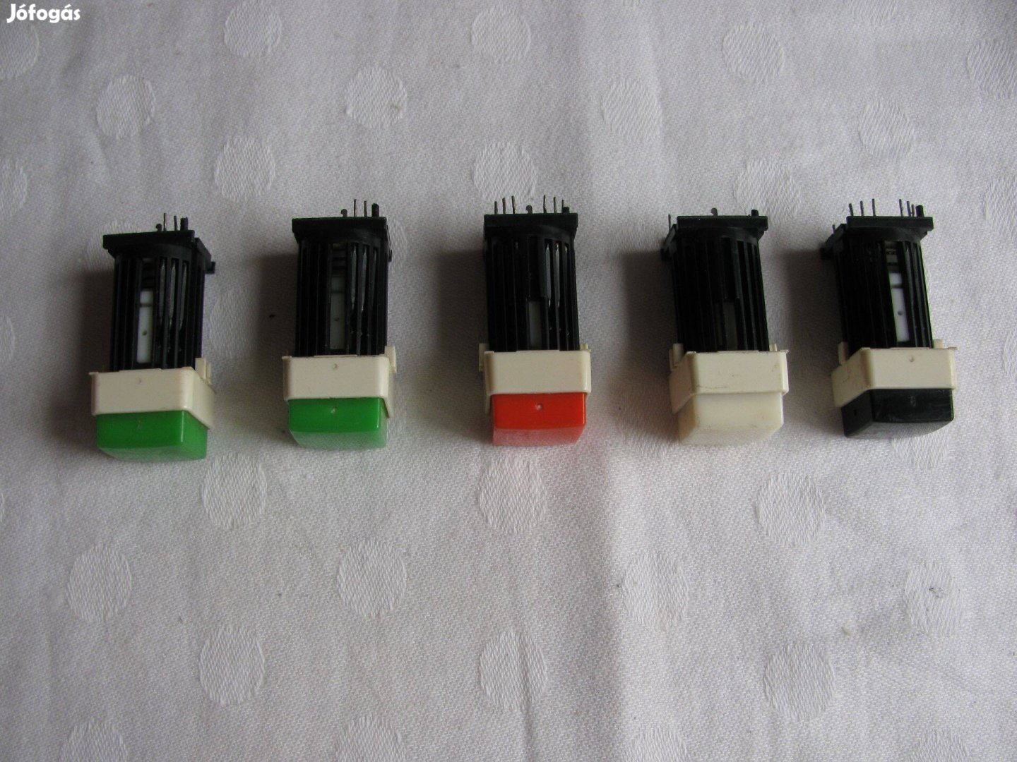 Nyomógombok , több színben